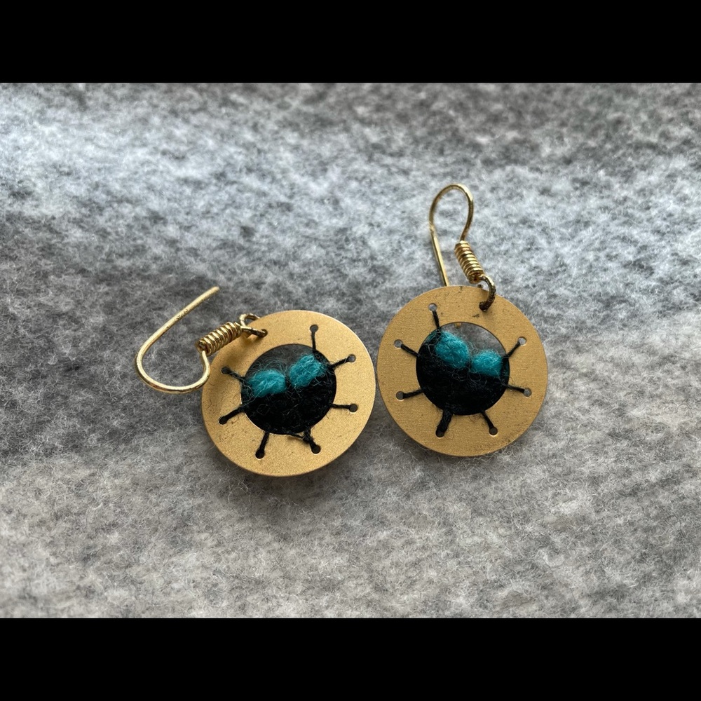Gold tone thread waved drop earrings